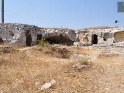 Su questo lato del crepaccio scopriamo anche il parco archeologico Padre Eterno con la sua piccola chiesa-grotta. Il sito � in pratica lasciato a se stesso e spesso � stato oggetto di vandalismo